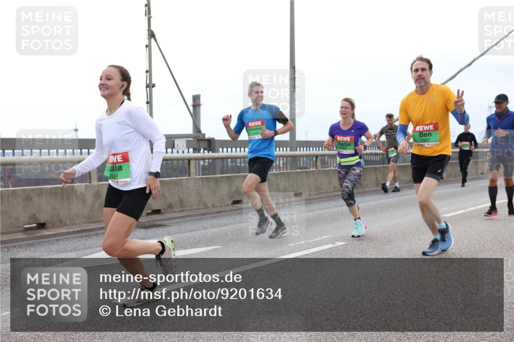 03.10.2025 - Köhlbrandbrückenlauf Lena Gebhardt http://msf.ph/oto/9201634 03.10.2025 15:46:06 Position 2 7534, 9458, 7822 meine-sportfotos.de