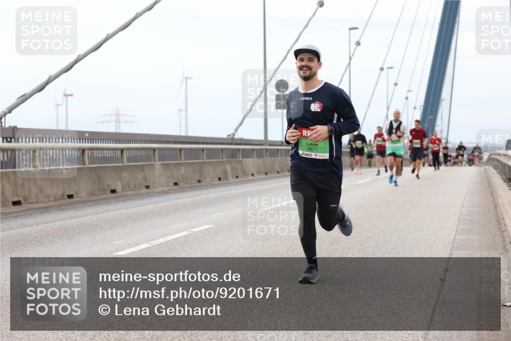 03.10.2025 - Köhlbrandbrückenlauf Lena Gebhardt http://msf.ph/oto/9201671 03.10.2025 15:46:20 Position 2 9671 meine-sportfotos.de