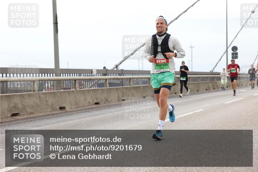 03.10.2025 - Köhlbrandbrückenlauf Lena Gebhardt http://msf.ph/oto/9201679 03.10.2025 15:46:25 Position 2 9261 meine-sportfotos.de