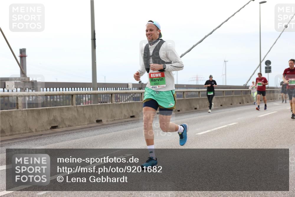 03.10.2025 - Köhlbrandbrückenlauf Lena Gebhardt http://msf.ph/oto/9201682 03.10.2025 15:46:26 Position 2 9261 meine-sportfotos.de