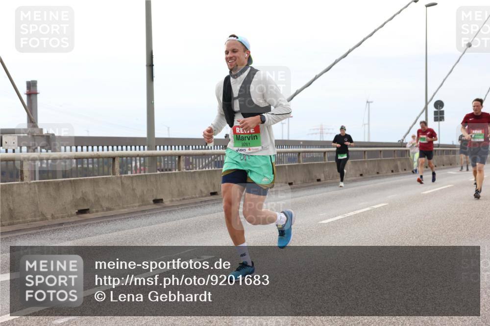 03.10.2025 - Köhlbrandbrückenlauf Lena Gebhardt http://msf.ph/oto/9201683 03.10.2025 15:46:26 Position 2 9261 meine-sportfotos.de