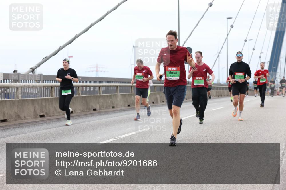 03.10.2025 - Köhlbrandbrückenlauf Lena Gebhardt http://msf.ph/oto/9201686 03.10.2025 15:46:27 Position 2 8725, 9726 meine-sportfotos.de