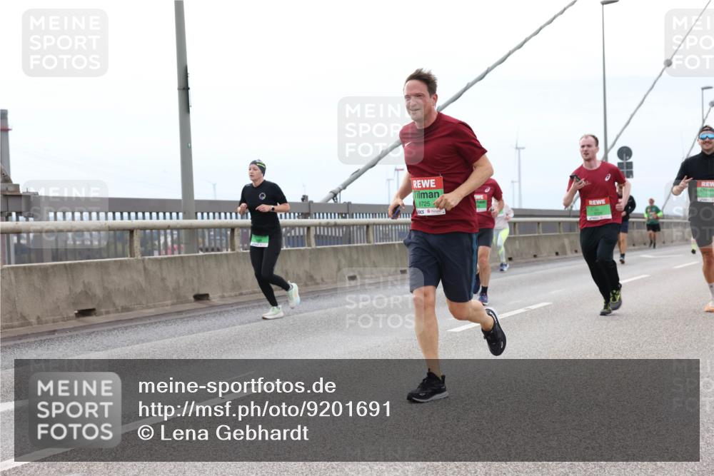 03.10.2025 - Köhlbrandbrückenlauf Lena Gebhardt http://msf.ph/oto/9201691 03.10.2025 15:46:28 Position 2 8725 meine-sportfotos.de