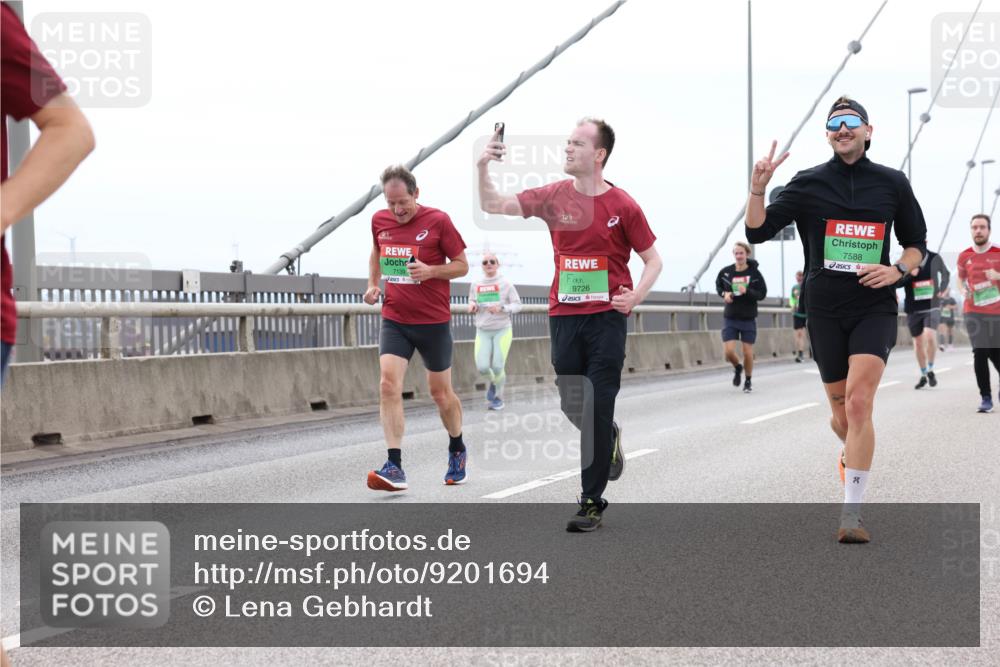 03.10.2025 - Köhlbrandbrückenlauf Lena Gebhardt http://msf.ph/oto/9201694 03.10.2025 15:46:29 Position 2 7139, 9726, 7588 meine-sportfotos.de