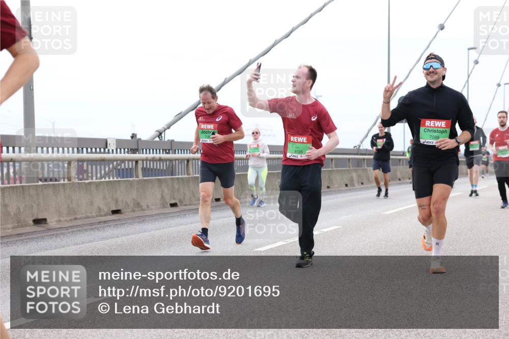 03.10.2025 - Köhlbrandbrückenlauf Lena Gebhardt http://msf.ph/oto/9201695 03.10.2025 15:46:29 Position 2 7139, 9726, 7588 meine-sportfotos.de