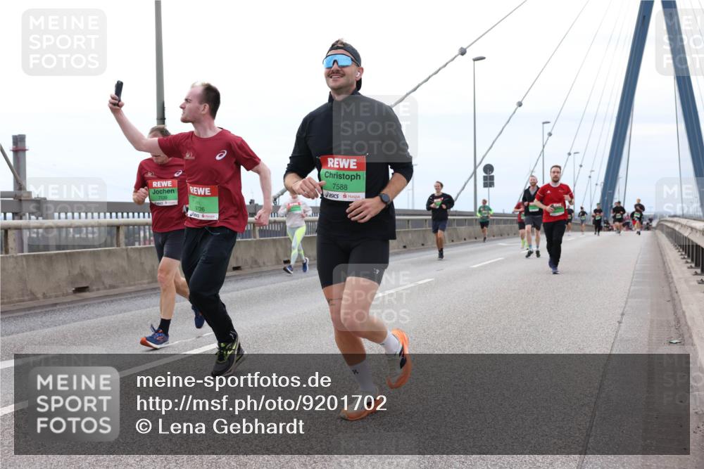 03.10.2025 - Köhlbrandbrückenlauf Lena Gebhardt http://msf.ph/oto/9201702 03.10.2025 15:46:30 Position 2 7139, 9726, 7588 meine-sportfotos.de
