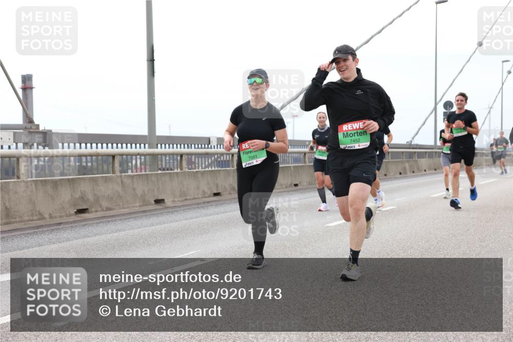03.10.2025 - Köhlbrandbrückenlauf Lena Gebhardt http://msf.ph/oto/9201743 03.10.2025 15:46:42 Position 2 7583, 7452 meine-sportfotos.de