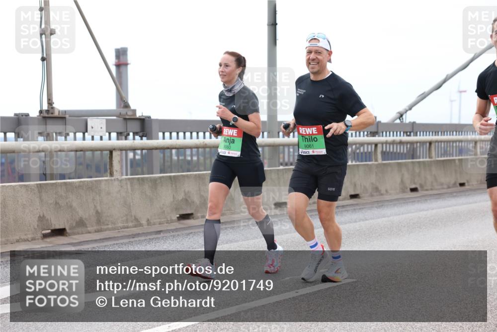 03.10.2025 - Köhlbrandbrückenlauf Lena Gebhardt http://msf.ph/oto/9201749 03.10.2025 15:46:44 Position 2 9060, 9061 meine-sportfotos.de