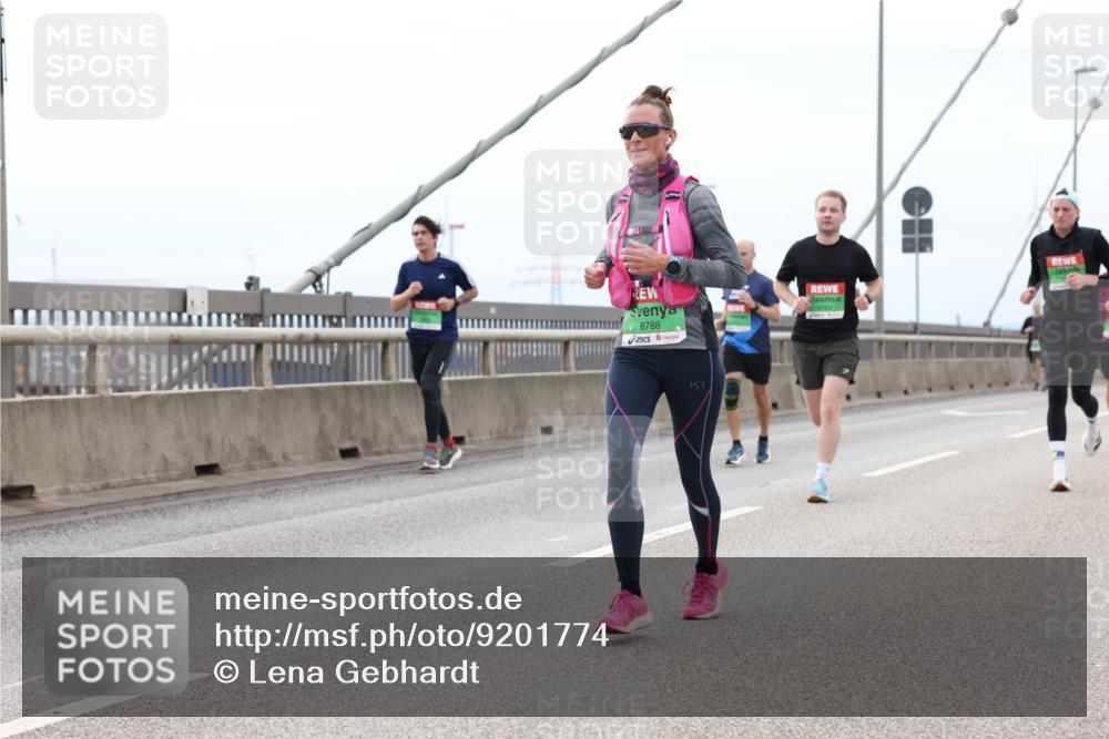 03.10.2025 - Köhlbrandbrückenlauf Lena Gebhardt http://msf.ph/oto/9201774 03.10.2025 15:46:53 Position 2 8788, 8763 meine-sportfotos.de