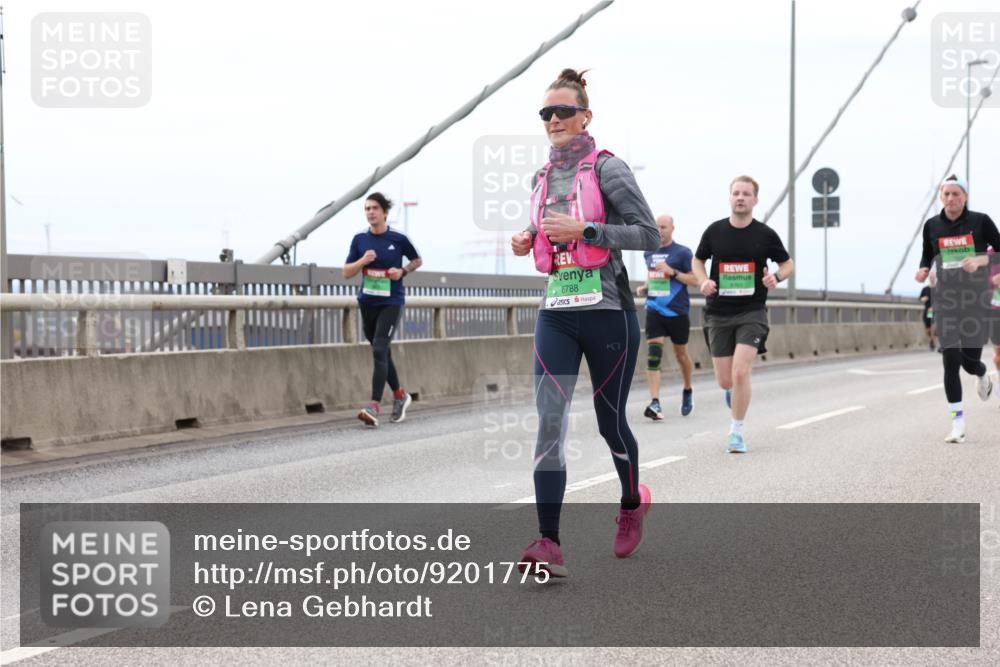 03.10.2025 - Köhlbrandbrückenlauf Lena Gebhardt http://msf.ph/oto/9201775 03.10.2025 15:46:53 Position 2 8788, 8763 meine-sportfotos.de