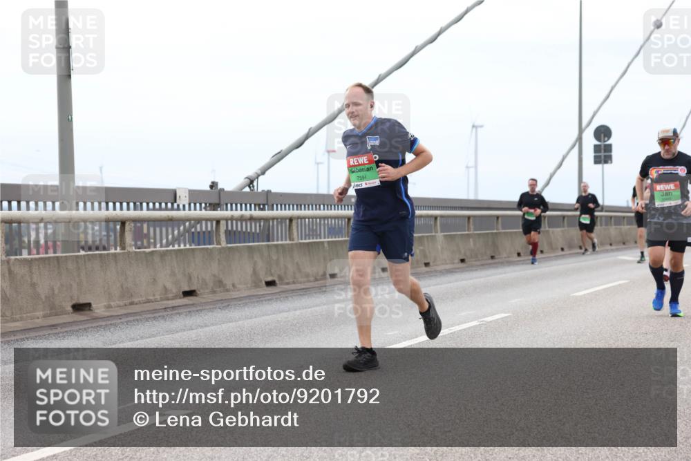 03.10.2025 - Köhlbrandbrückenlauf Lena Gebhardt http://msf.ph/oto/9201792 03.10.2025 15:46:58 Position 2 7594 meine-sportfotos.de