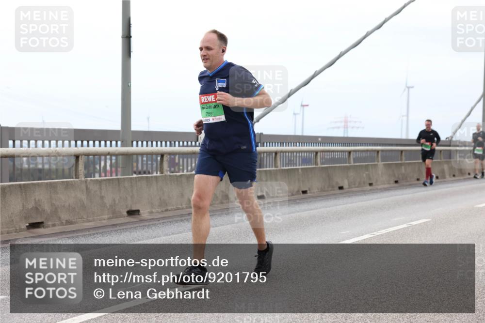 03.10.2025 - Köhlbrandbrückenlauf Lena Gebhardt http://msf.ph/oto/9201795 03.10.2025 15:46:59 Position 2 7594, 2 meine-sportfotos.de