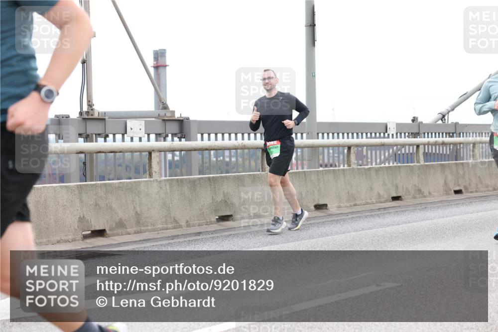 03.10.2025 - Köhlbrandbrückenlauf Lena Gebhardt http://msf.ph/oto/9201829 03.10.2025 15:47:08 Position 2 91 meine-sportfotos.de