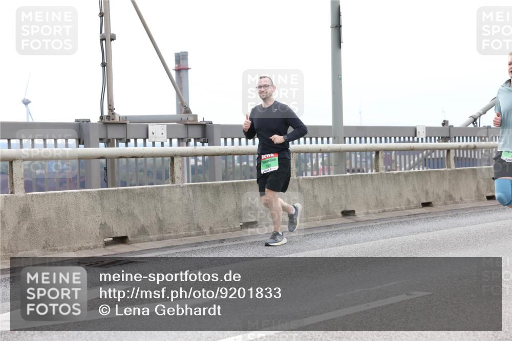 03.10.2025 - Köhlbrandbrückenlauf Lena Gebhardt http://msf.ph/oto/9201833 03.10.2025 15:47:08 Position 2 7303, 91 meine-sportfotos.de