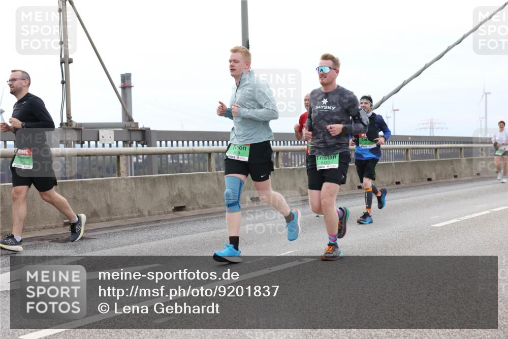 03.10.2025 - Köhlbrandbrückenlauf Lena Gebhardt http://msf.ph/oto/9201837 03.10.2025 15:47:09 Position 2 9419, 9420 meine-sportfotos.de