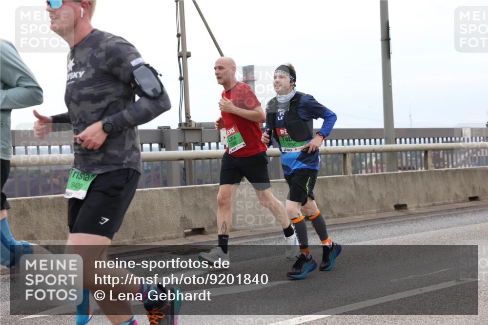 03.10.2025 - Köhlbrandbrückenlauf Lena Gebhardt http://msf.ph/oto/9201840 03.10.2025 15:47:10 Position 2 9420, 7702, 9150 meine-sportfotos.de