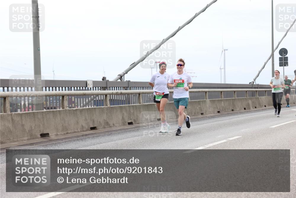 03.10.2025 - Köhlbrandbrückenlauf Lena Gebhardt http://msf.ph/oto/9201843 03.10.2025 15:47:11 Position 2 91 meine-sportfotos.de