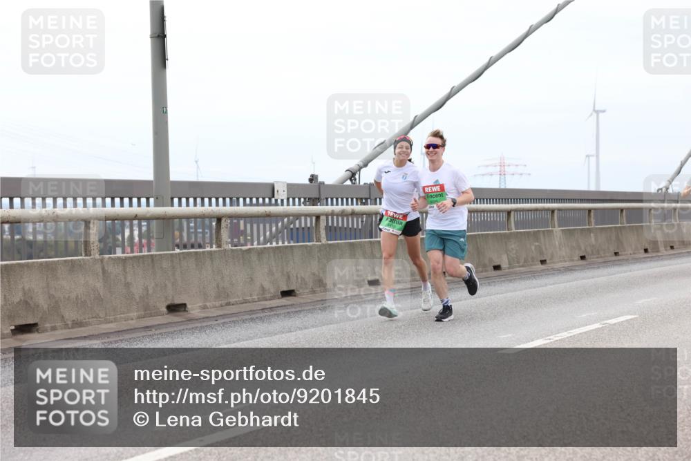 03.10.2025 - Köhlbrandbrückenlauf Lena Gebhardt http://msf.ph/oto/9201845 03.10.2025 15:47:12 Position 2 91, 8110, 8005 meine-sportfotos.de