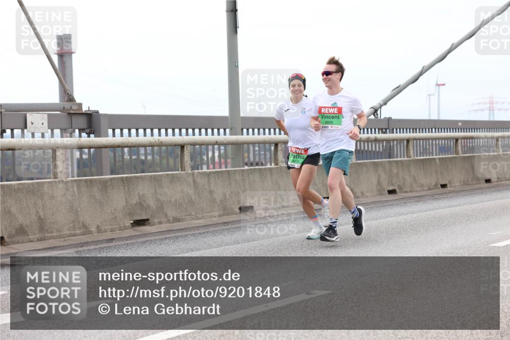 03.10.2025 - Köhlbrandbrückenlauf Lena Gebhardt http://msf.ph/oto/9201848 03.10.2025 15:47:13 Position 2 91, 8110, 8005 meine-sportfotos.de
