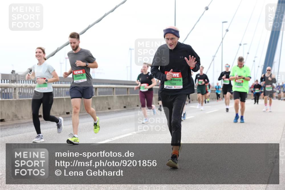 03.10.2025 - Köhlbrandbrückenlauf Lena Gebhardt http://msf.ph/oto/9201856 03.10.2025 15:47:15 Position 2 7613, 7566, 7559 meine-sportfotos.de