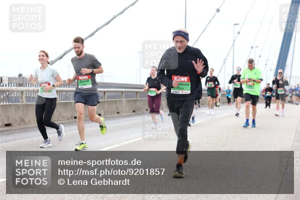 03.10.2025 - Köhlbrandbrückenlauf Lena Gebhardt http://msf.ph/oto/9201857 03.10.2025 15:47:15 Position 2 7566, 7559 meine-sportfotos.de