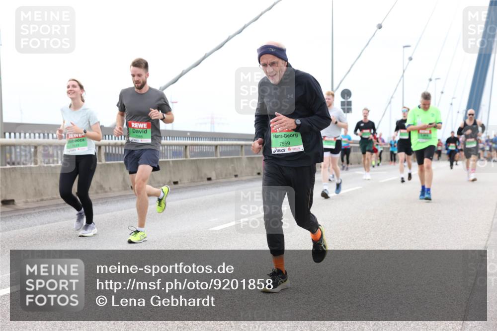 03.10.2025 - Köhlbrandbrückenlauf Lena Gebhardt http://msf.ph/oto/9201858 03.10.2025 15:47:16 Position 2 7566, 7613, 7559 meine-sportfotos.de