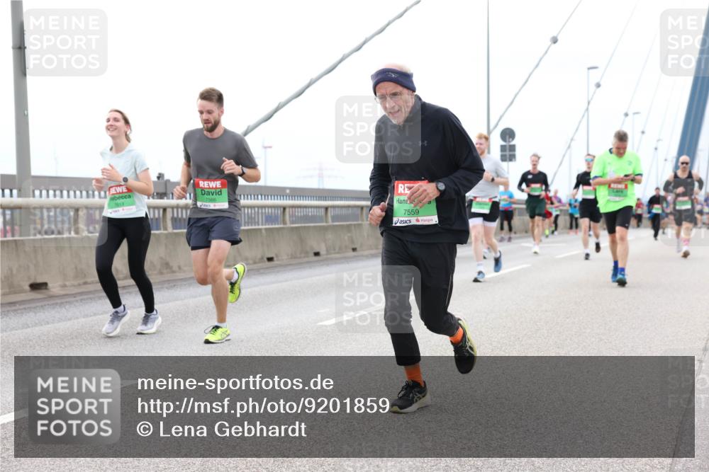 03.10.2025 - Köhlbrandbrückenlauf Lena Gebhardt http://msf.ph/oto/9201859 03.10.2025 15:47:16 Position 2 7613, 7566, 7559 meine-sportfotos.de