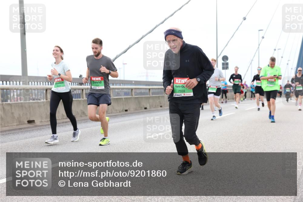 03.10.2025 - Köhlbrandbrückenlauf Lena Gebhardt http://msf.ph/oto/9201860 03.10.2025 15:47:16 Position 2 7566, 7559 meine-sportfotos.de