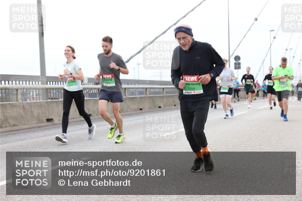 03.10.2025 - Köhlbrandbrückenlauf Lena Gebhardt http://msf.ph/oto/9201861 03.10.2025 15:47:16 Position 2 7566, 7559 meine-sportfotos.de