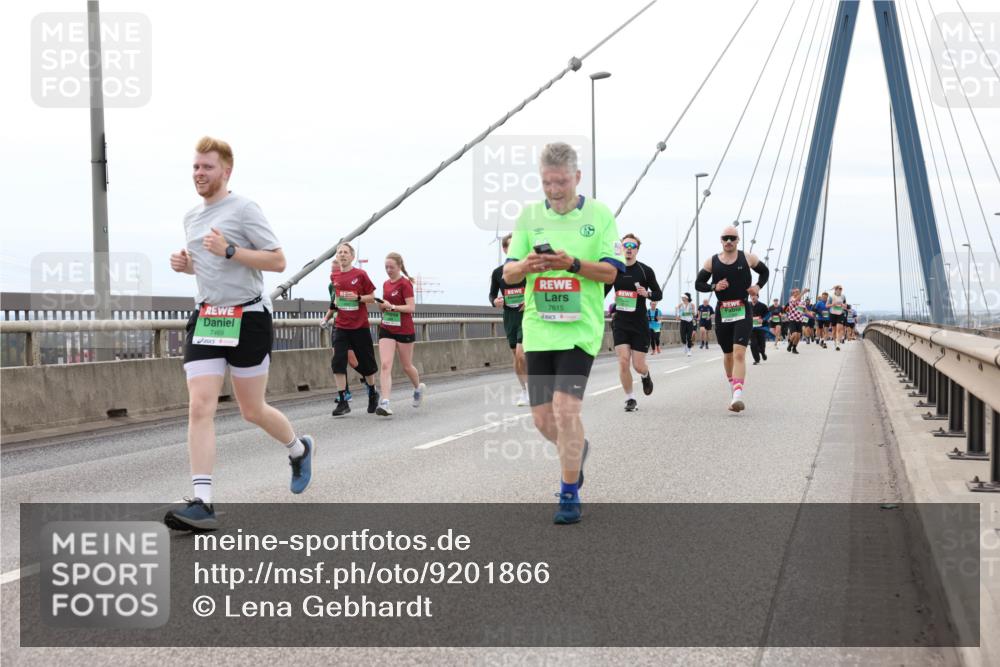 03.10.2025 - Köhlbrandbrückenlauf Lena Gebhardt http://msf.ph/oto/9201866 03.10.2025 15:47:19 Position 2 7469, 7615 meine-sportfotos.de
