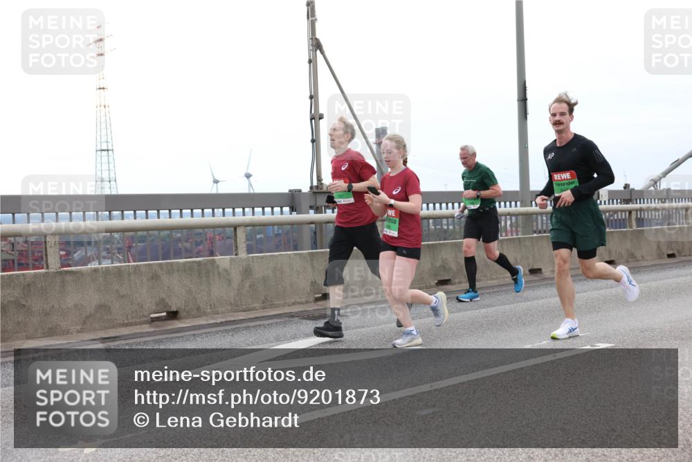 03.10.2025 - Köhlbrandbrückenlauf Lena Gebhardt http://msf.ph/oto/9201873 03.10.2025 15:47:21 Position 2  meine-sportfotos.de