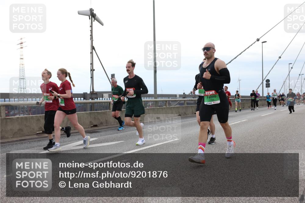 03.10.2025 - Köhlbrandbrückenlauf Lena Gebhardt http://msf.ph/oto/9201876 03.10.2025 15:47:21 Position 2 7753 meine-sportfotos.de