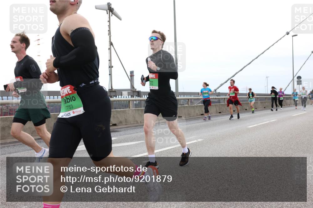 03.10.2025 - Köhlbrandbrückenlauf Lena Gebhardt http://msf.ph/oto/9201879 03.10.2025 15:47:22 Position 2 7753, 710 meine-sportfotos.de