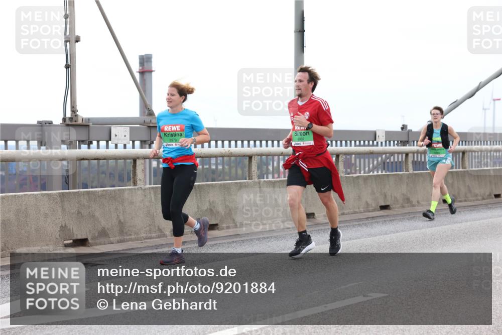 03.10.2025 - Köhlbrandbrückenlauf Lena Gebhardt http://msf.ph/oto/9201884 03.10.2025 15:47:24 Position 2 8979, 8982 meine-sportfotos.de