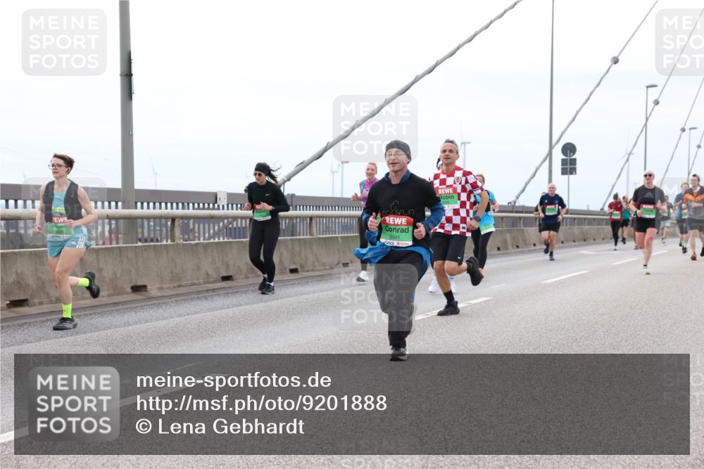 03.10.2025 - Köhlbrandbrückenlauf Lena Gebhardt http://msf.ph/oto/9201888 03.10.2025 15:47:25 Position 2 9341 meine-sportfotos.de