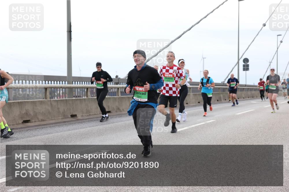 03.10.2025 - Köhlbrandbrückenlauf Lena Gebhardt http://msf.ph/oto/9201890 03.10.2025 15:47:25 Position 2 9341 meine-sportfotos.de