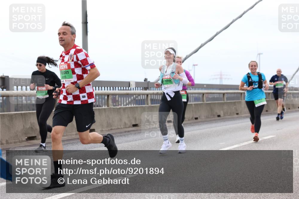 03.10.2025 - Köhlbrandbrückenlauf Lena Gebhardt http://msf.ph/oto/9201894 03.10.2025 15:47:26 Position 2 8265, 201 meine-sportfotos.de