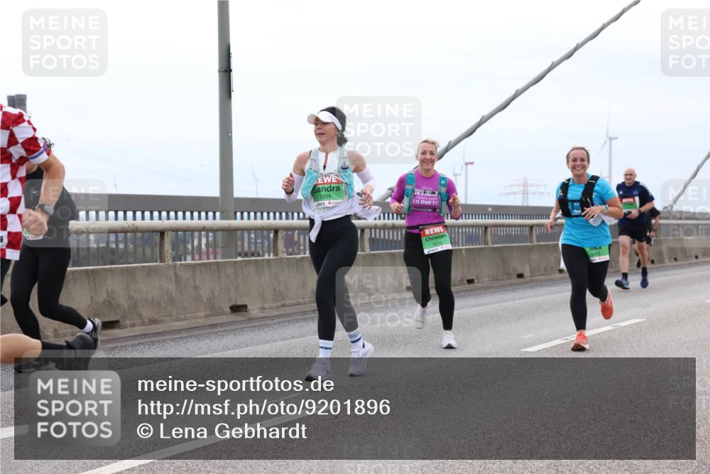 03.10.2025 - Köhlbrandbrückenlauf Lena Gebhardt http://msf.ph/oto/9201896 03.10.2025 15:47:27 Position 2 9201, 9200, 9202 meine-sportfotos.de