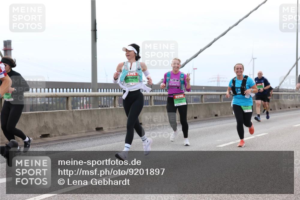 03.10.2025 - Köhlbrandbrückenlauf Lena Gebhardt http://msf.ph/oto/9201897 03.10.2025 15:47:27 Position 2 9201, 9200, 9202 meine-sportfotos.de