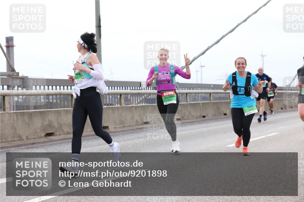 03.10.2025 - Köhlbrandbrückenlauf Lena Gebhardt http://msf.ph/oto/9201898 03.10.2025 15:47:27 Position 2 201, 9200, 9202 meine-sportfotos.de