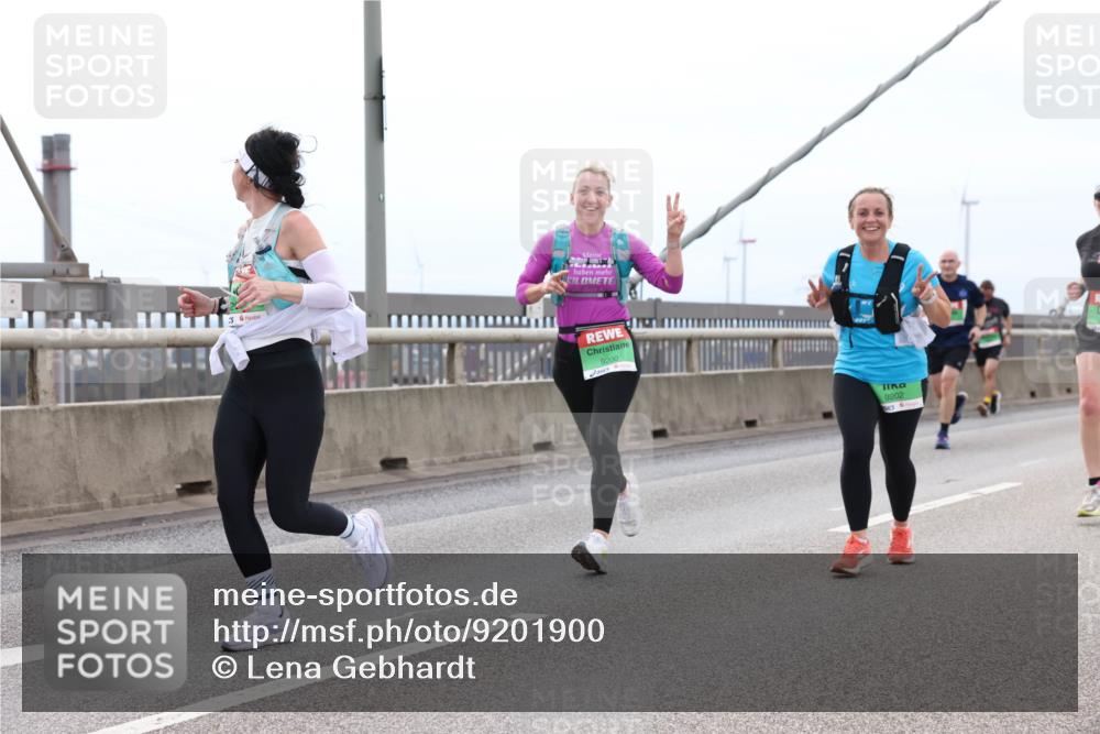 03.10.2025 - Köhlbrandbrückenlauf Lena Gebhardt http://msf.ph/oto/9201900 03.10.2025 15:47:27 Position 2 9200, 9202 meine-sportfotos.de