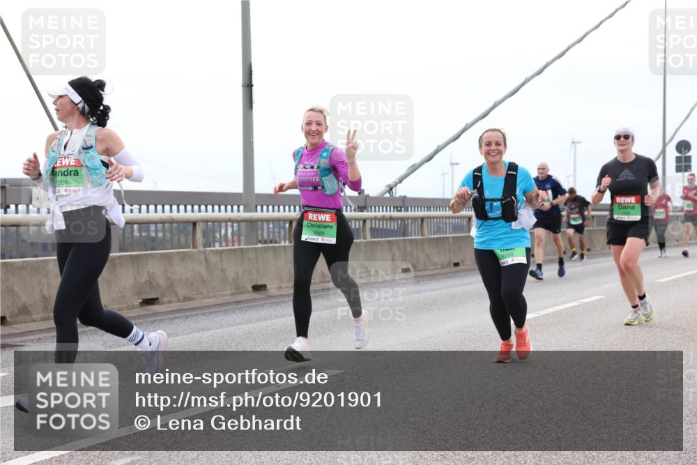 03.10.2025 - Köhlbrandbrückenlauf Lena Gebhardt http://msf.ph/oto/9201901 03.10.2025 15:47:28 Position 2 201, 9200, 9202 meine-sportfotos.de