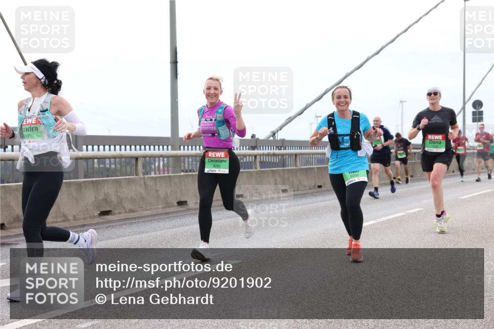 03.10.2025 - Köhlbrandbrückenlauf Lena Gebhardt http://msf.ph/oto/9201902 03.10.2025 15:47:28 Position 2 201, 3, 9200, 9202, 7339 meine-sportfotos.de