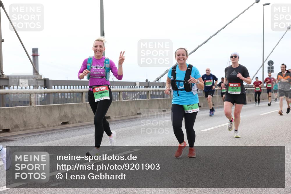 03.10.2025 - Köhlbrandbrückenlauf Lena Gebhardt http://msf.ph/oto/9201903 03.10.2025 15:47:28 Position 2 9200, 9202, 7339 meine-sportfotos.de