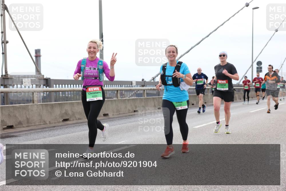 03.10.2025 - Köhlbrandbrückenlauf Lena Gebhardt http://msf.ph/oto/9201904 03.10.2025 15:47:28 Position 2 9200, 9202, 7339 meine-sportfotos.de