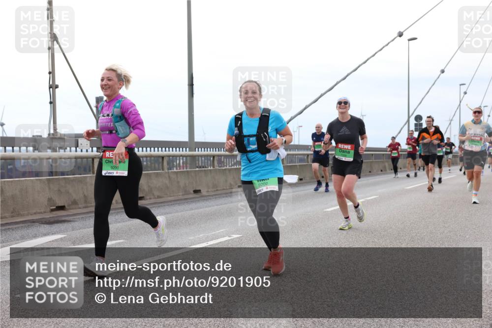 03.10.2025 - Köhlbrandbrückenlauf Lena Gebhardt http://msf.ph/oto/9201905 03.10.2025 15:47:28 Position 2 9200, 9202, 7339 meine-sportfotos.de