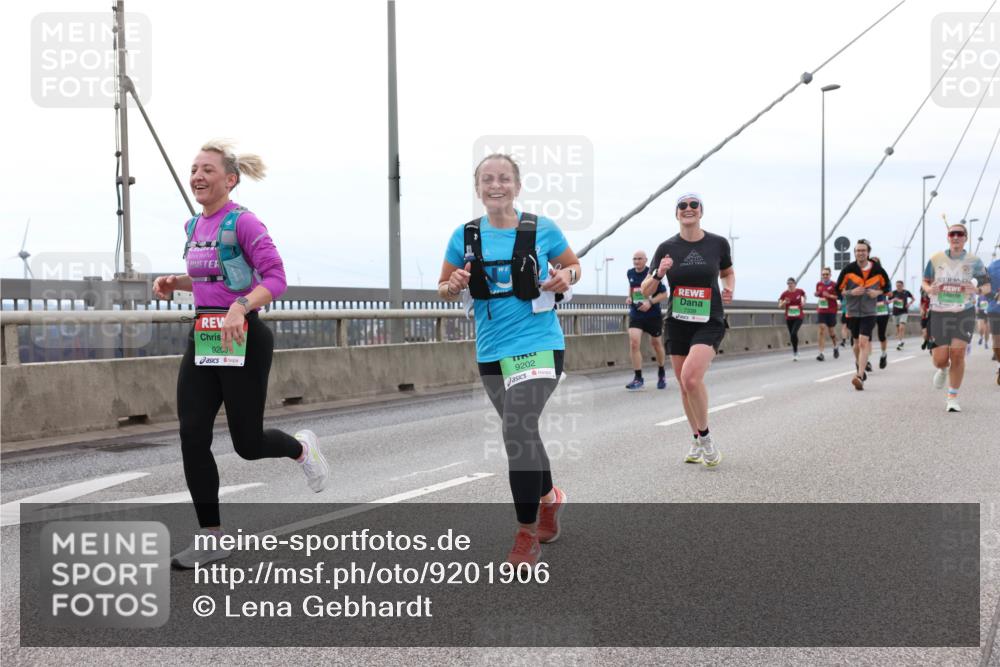 03.10.2025 - Köhlbrandbrückenlauf Lena Gebhardt http://msf.ph/oto/9201906 03.10.2025 15:47:28 Position 2 9200, 9202 meine-sportfotos.de