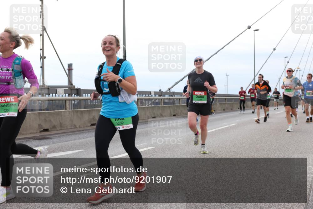 03.10.2025 - Köhlbrandbrückenlauf Lena Gebhardt http://msf.ph/oto/9201907 03.10.2025 15:47:29 Position 2 9200, 9202, 7339 meine-sportfotos.de