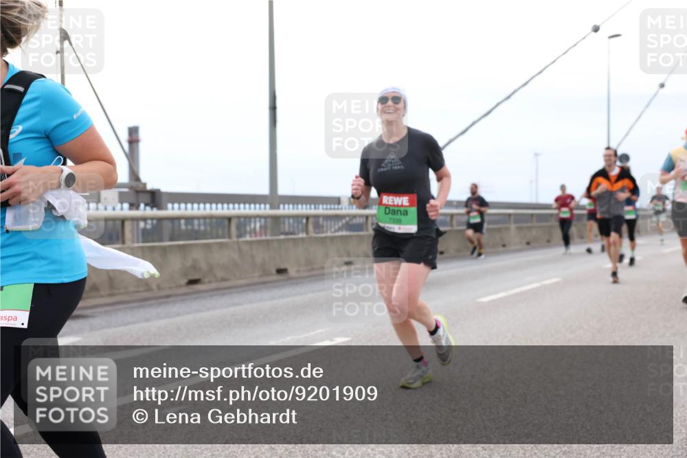 03.10.2025 - Köhlbrandbrückenlauf Lena Gebhardt http://msf.ph/oto/9201909 03.10.2025 15:47:29 Position 2 7339 meine-sportfotos.de