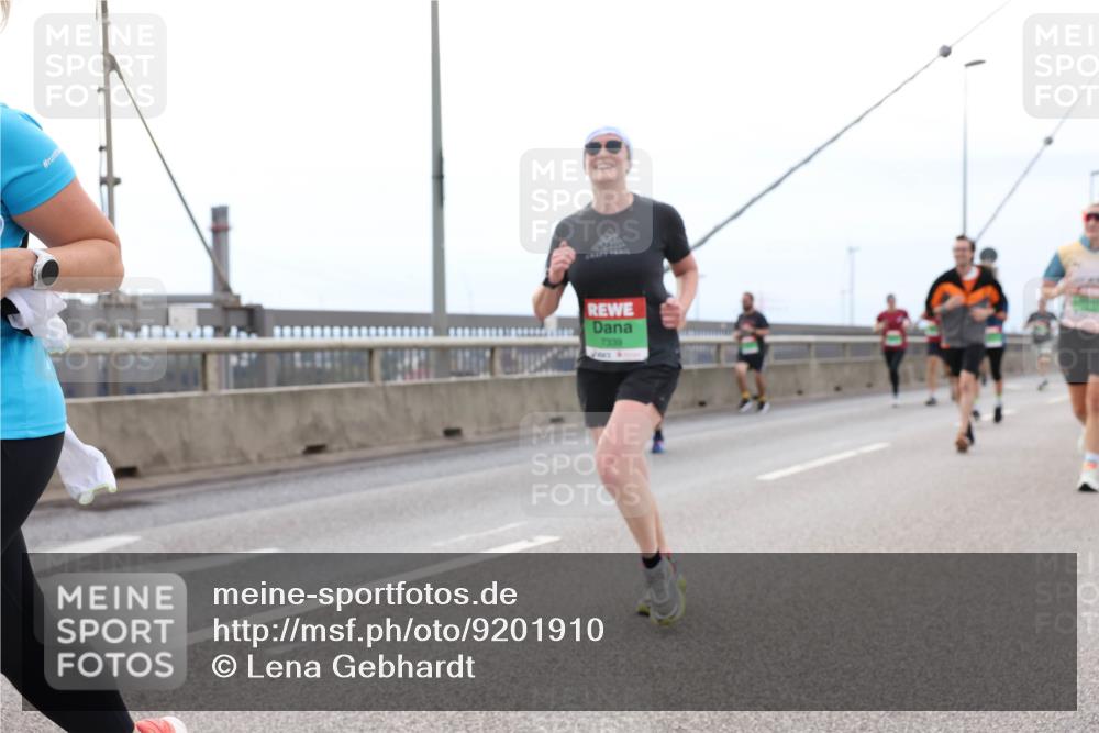 03.10.2025 - Köhlbrandbrückenlauf Lena Gebhardt http://msf.ph/oto/9201910 03.10.2025 15:47:29 Position 2 7339 meine-sportfotos.de